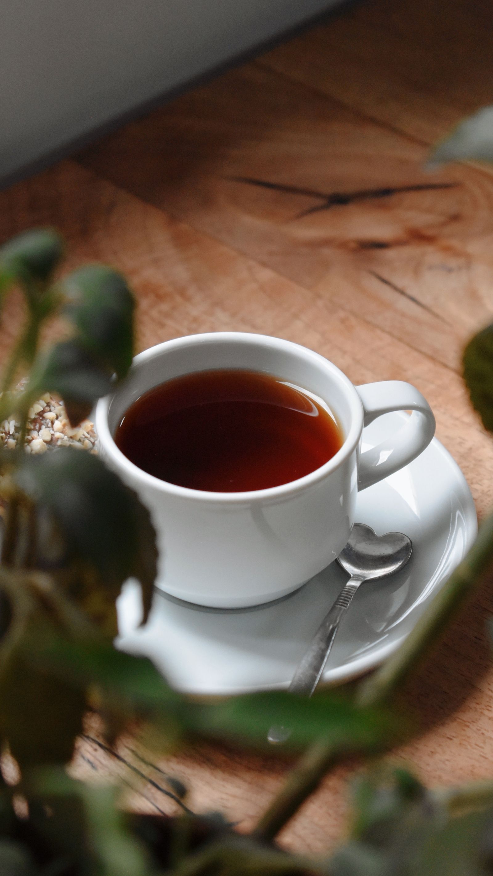 陶土桌上的清茶